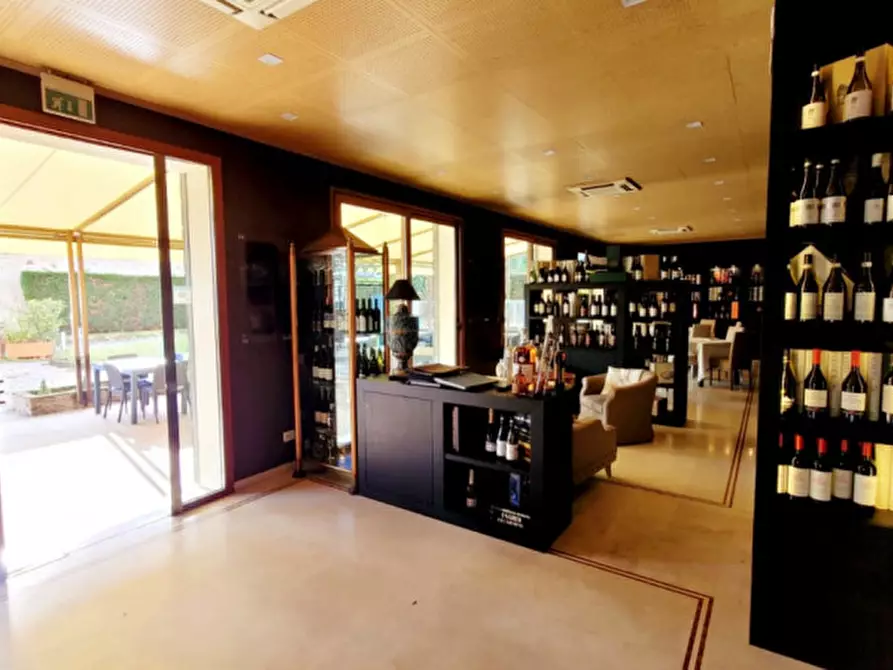 Immagine 3 di Attività commerciale in affitto  in piazza Capitello a Torreglia