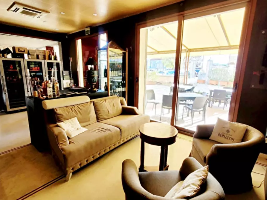 Immagine 4 di Attività commerciale in affitto  in piazza Capitello a Torreglia