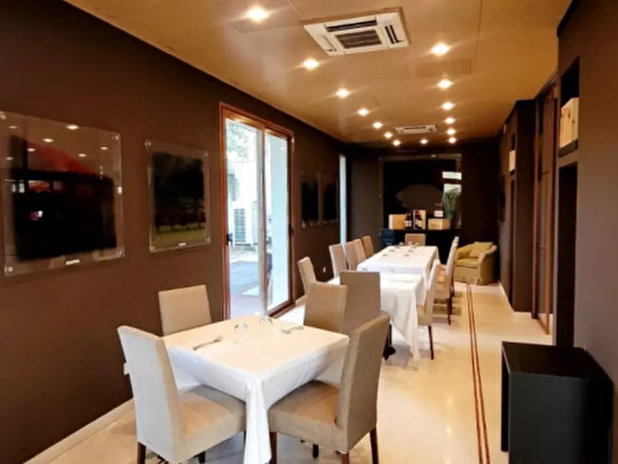 Immagine 11 di Attività commerciale in affitto  in piazza Capitello a Torreglia