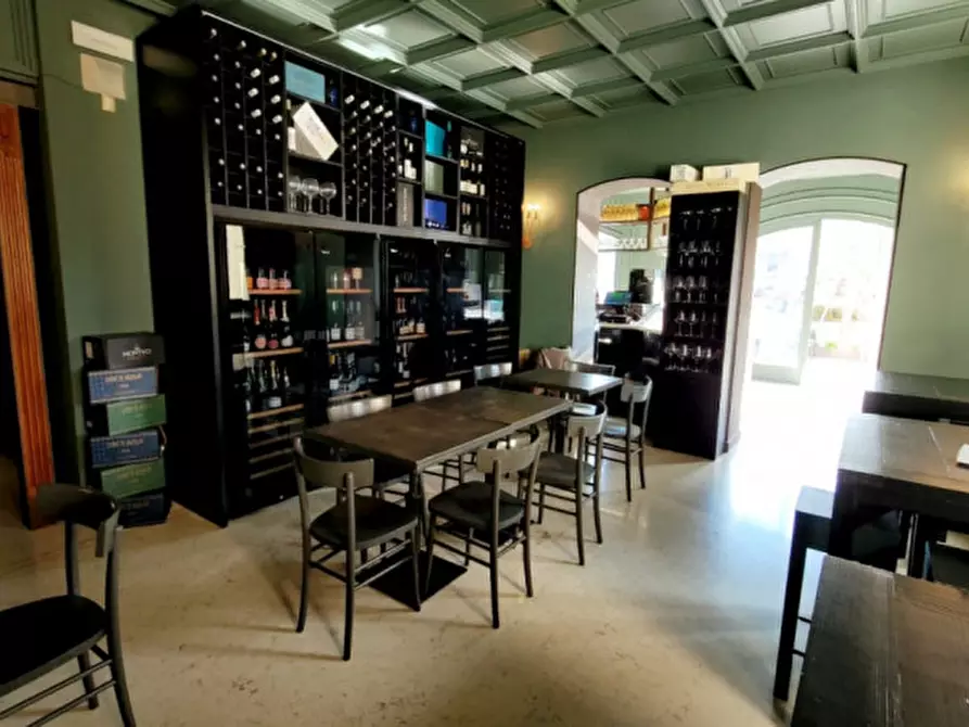 Immagine 21 di Attività commerciale in affitto  in piazza Capitello a Torreglia