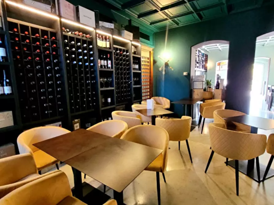 Immagine 24 di Attività commerciale in affitto  in piazza Capitello a Torreglia