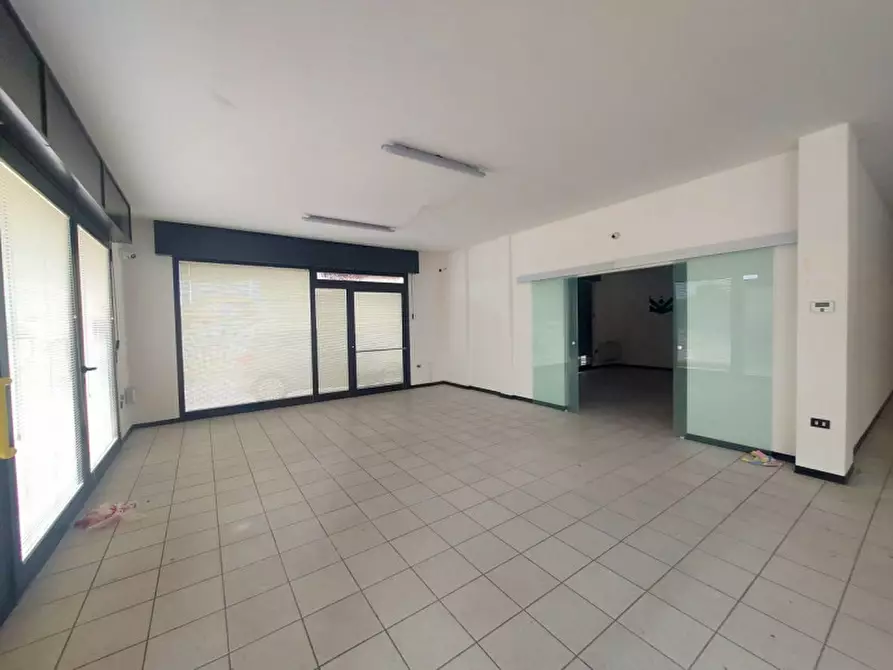 Immagine 1 di Negozio in vendita  in Via Dante Alighieri a Pontelongo