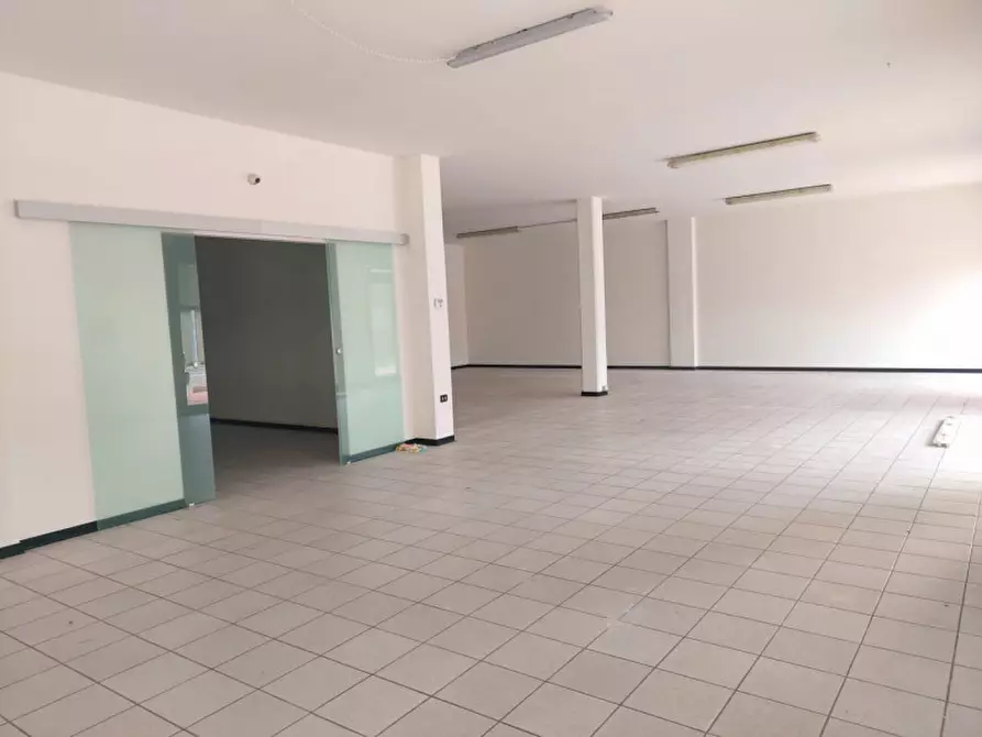 Immagine 2 di Negozio in vendita  in Via Dante Alighieri a Pontelongo