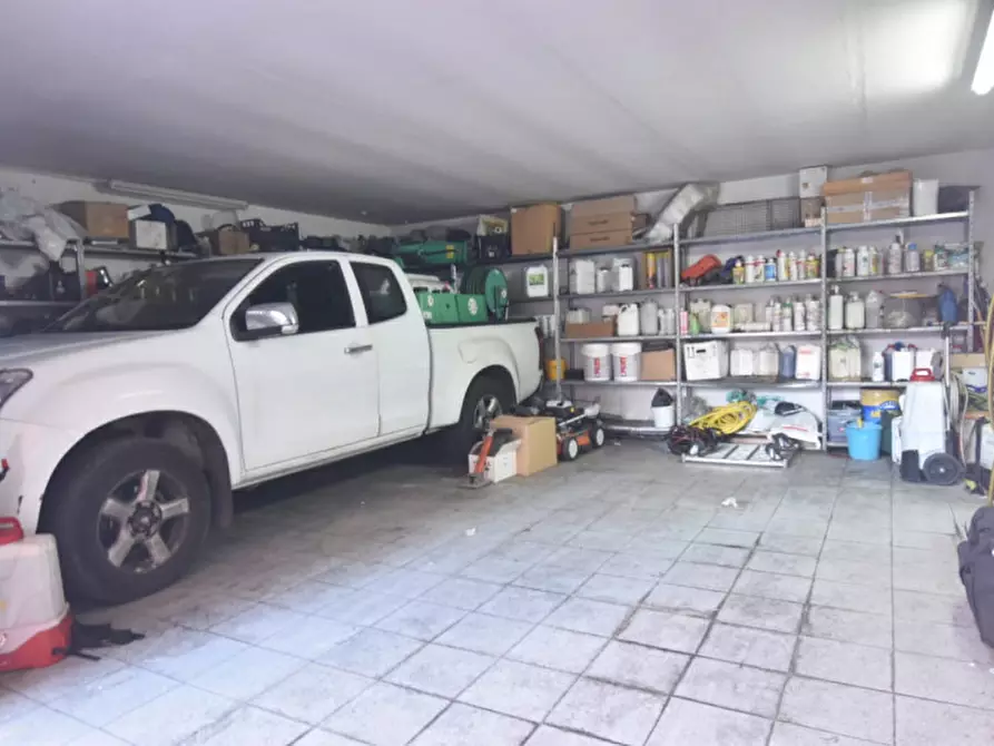 Immagine 11 di Magazzino in vendita  a Cagliari