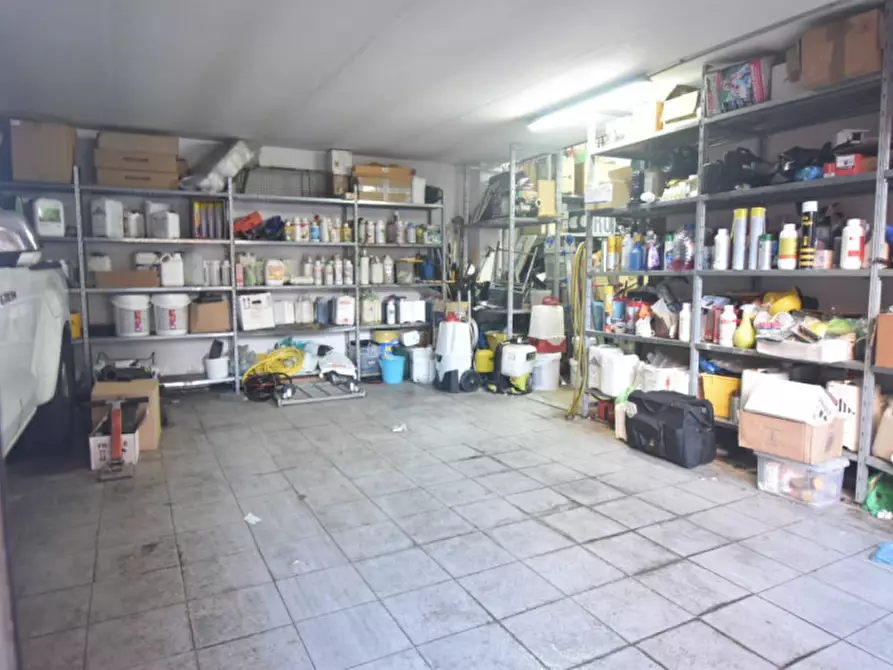 Immagine 13 di Magazzino in vendita  a Cagliari