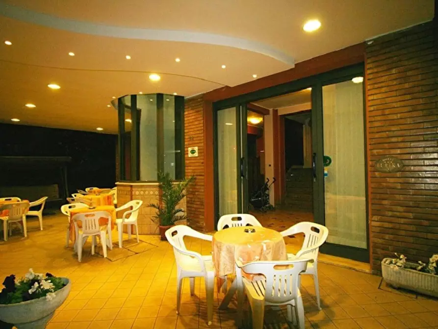 Immagine 1 di Hotel in vendita  in viale Lecce a Rimini