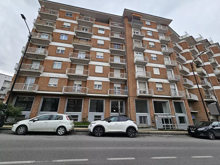 Immagine 4 di Negozio in affitto  in CORSO XXV APRILE 24 a Asti