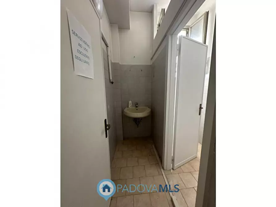 Immagine 7 di Negozio in vendita  in via Fornaci, 221 a Padova