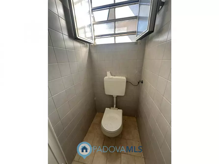 Immagine 8 di Negozio in vendita  in via Fornaci, 221 a Padova