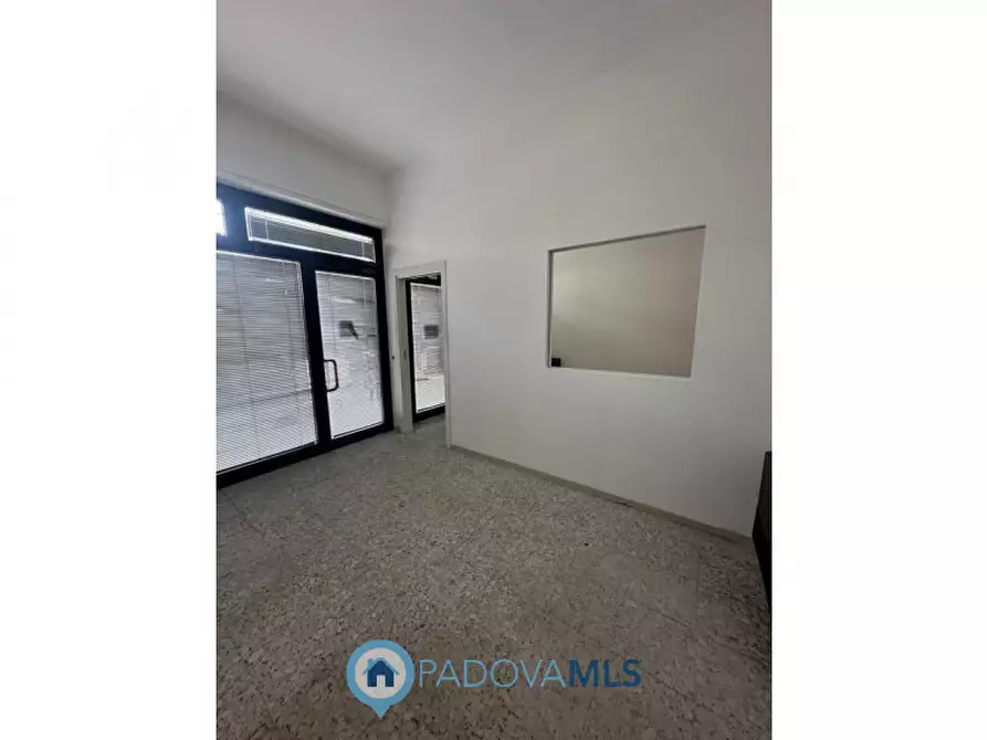 Immagine 19 di Negozio in vendita  in via Fornaci, 221 a Padova