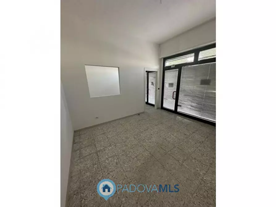 Immagine 21 di Negozio in vendita  in via Fornaci, 221 a Padova