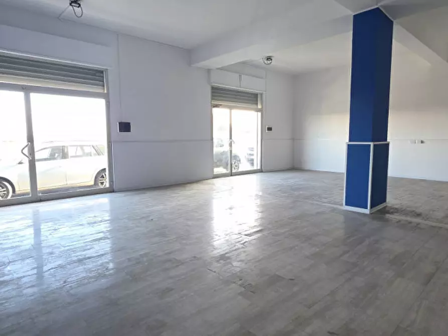 Immagine 3 di Negozio in vendita  in Via Nino Bixio,48-49 a Milazzo