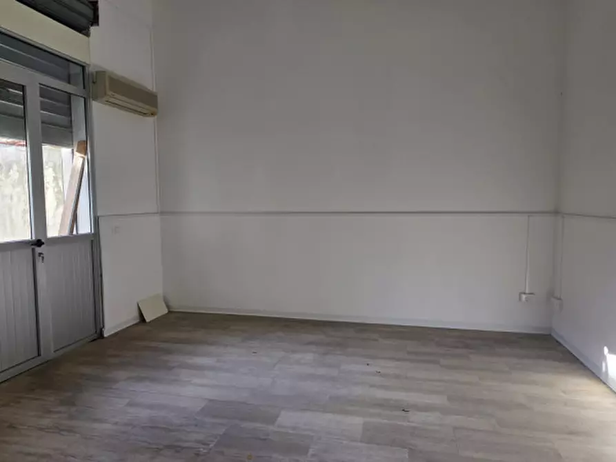 Immagine 9 di Negozio in vendita  in Via Nino Bixio,48-49 a Milazzo