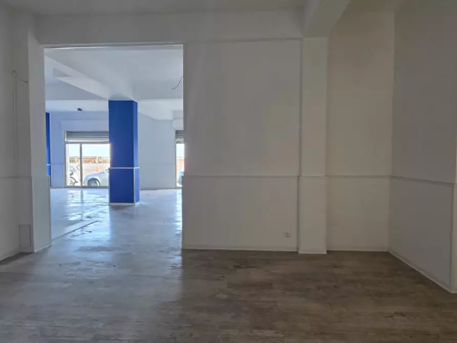 Immagine 11 di Negozio in vendita  in Via Nino Bixio,48-49 a Milazzo