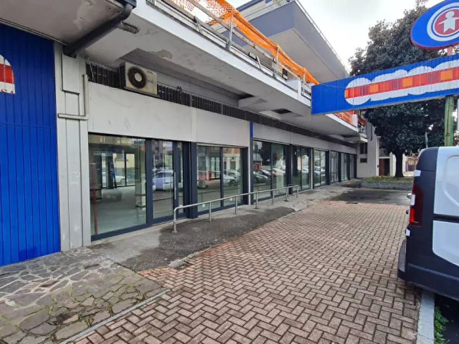 Immagine 2 di Attività commerciale in affitto  in Via Francesco Petrarca a Buccinasco