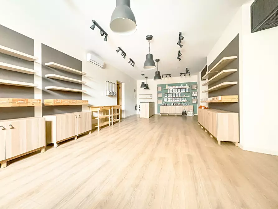 Immagine 1 di Negozio in vendita  in VIA ROMA 6 a Grignasco