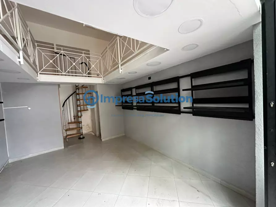 Immagine 9 di Negozio in affitto  in Corso Giuseppe Garibaldi a Napoli