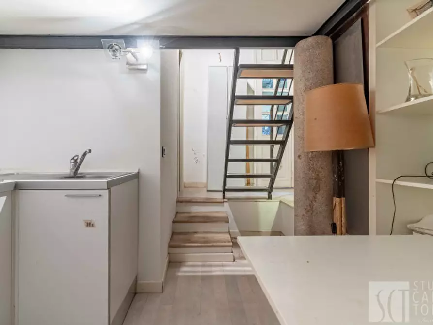 Immagine 11 di Loft/Open space in vendita  in Alzaia Naviglio Grande, 46 a Milano