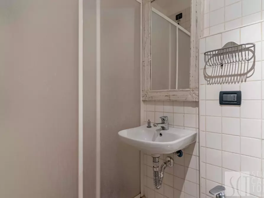 Immagine 17 di Loft/Open space in vendita  in Alzaia Naviglio Grande, 46 a Milano