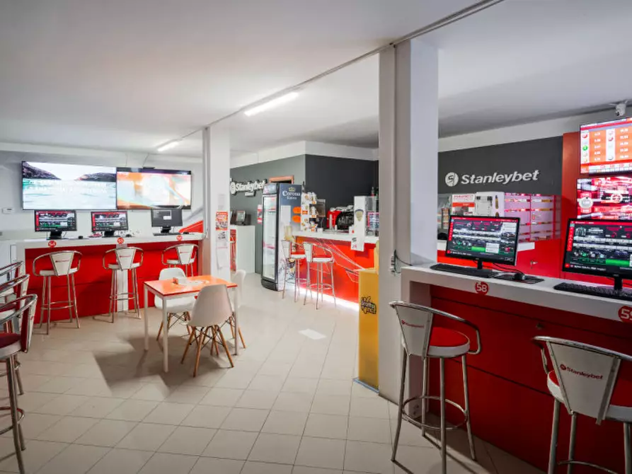 Immagine 2 di Attività commerciale in vendita  in Viale Cesare Battisti 3 a Chiari