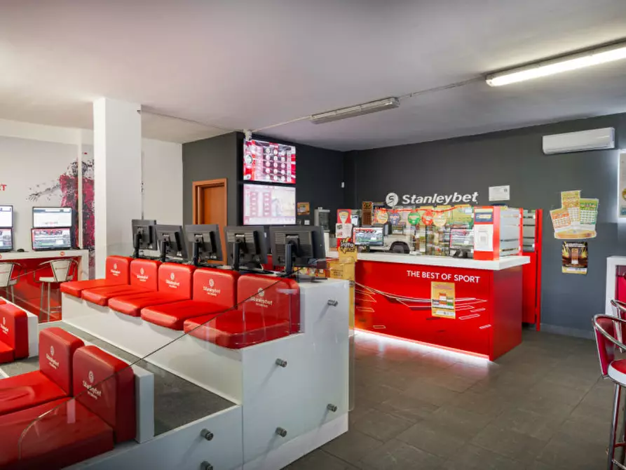 Immagine 3 di Attività commerciale in vendita  in via Raffaele Sanzio 34 a Orzinuovi