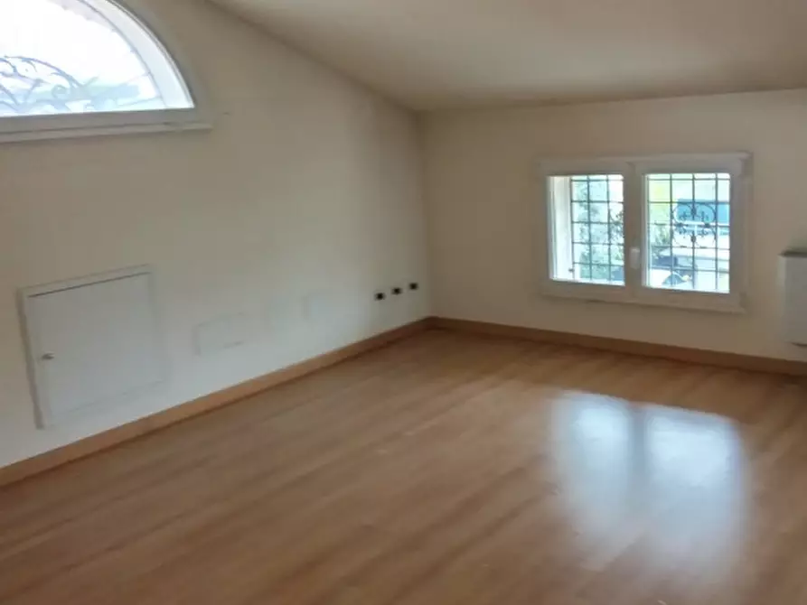 Immagine 1 di Villa in vendita  in T. ASPETTI a Padova