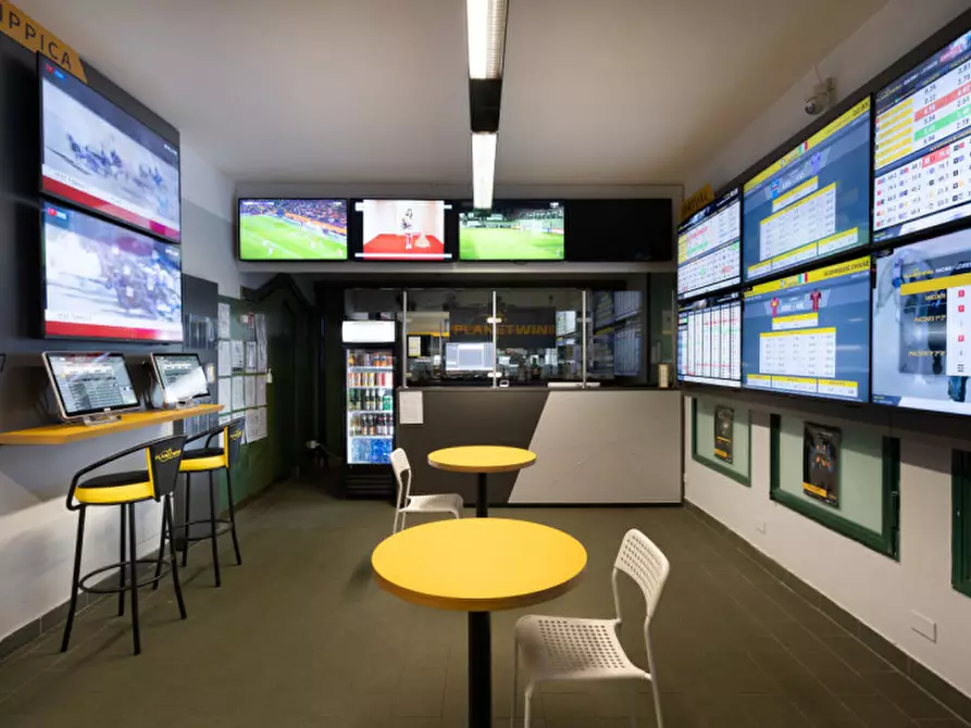 Immagine 1 di Attività commerciale in vendita  in Via Roma 8 a Castrezzato