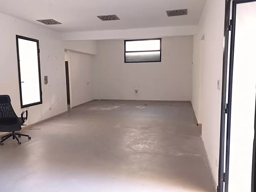 Immagine 9 di Negozio in vendita  in VIA C. BATTISTI a Pescara