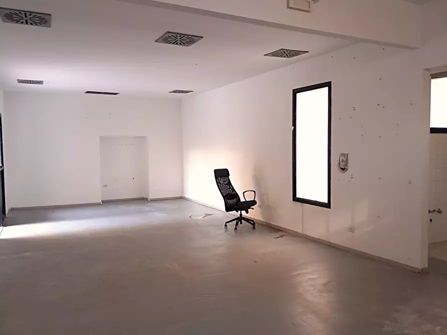 Immagine 10 di Negozio in vendita  in VIA C. BATTISTI a Pescara