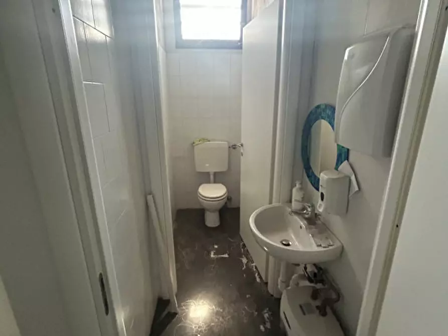 Immagine 8 di Negozio in affitto  in Via Luigi Lagrange a Padova