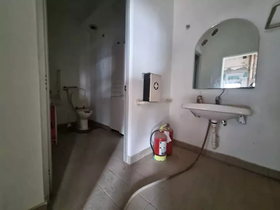 Immagine 6 di Negozio in vendita  in VIA PISTOIESE a Firenze