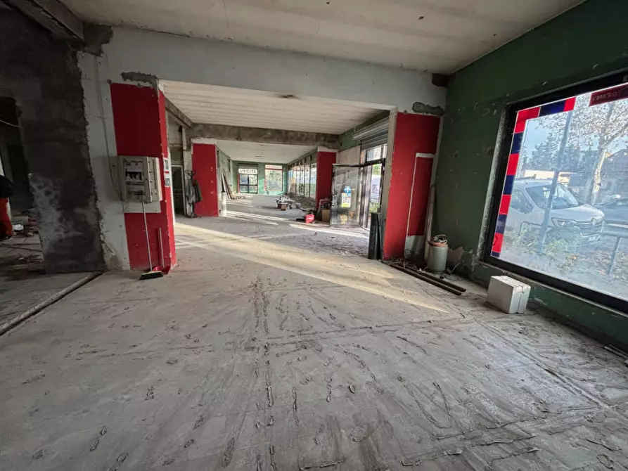 Immagine 10 di Negozio in vendita  in VIA PISTOIESE a Firenze