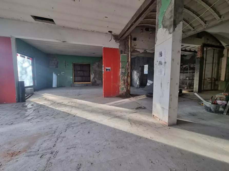 Immagine 15 di Negozio in vendita  in VIA PISTOIESE a Firenze