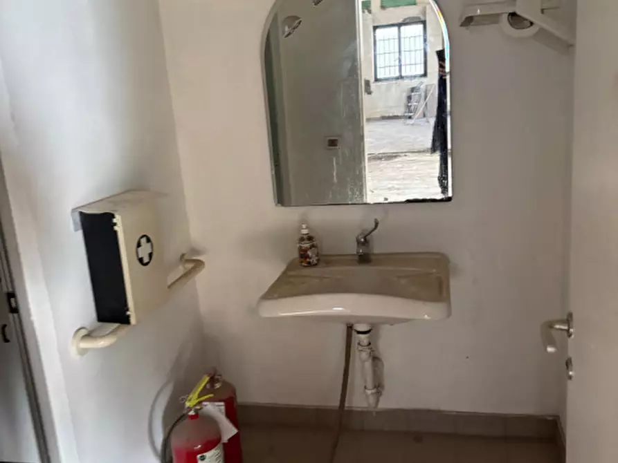 Immagine 23 di Negozio in vendita  in VIA PISTOIESE a Firenze