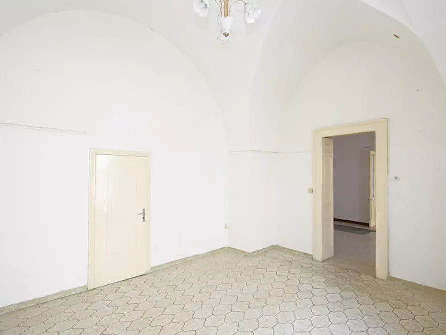 Immagine 3 di Palazzo in vendita  in Via Gaetano Vinci a Parabita