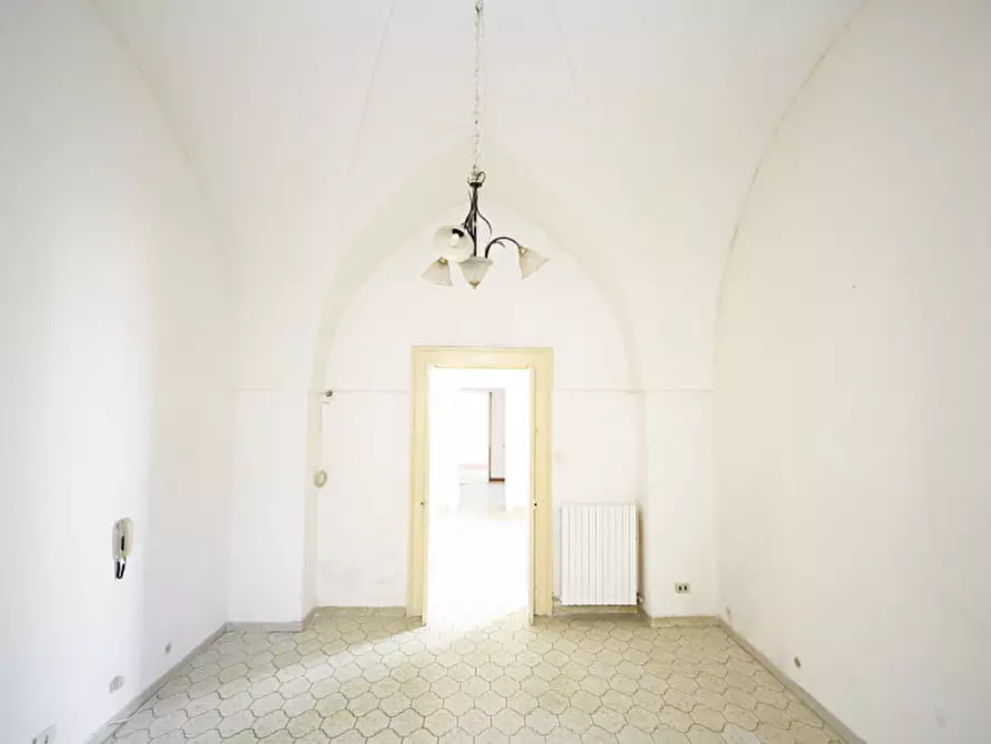 Immagine 4 di Palazzo in vendita  in Via Gaetano Vinci a Parabita