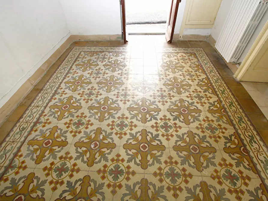 Immagine 16 di Palazzo in vendita  in Via Gaetano Vinci a Parabita