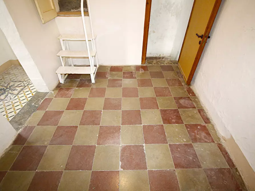 Immagine 16 di Palazzo in vendita  in Via Gaetano Vinci a Parabita