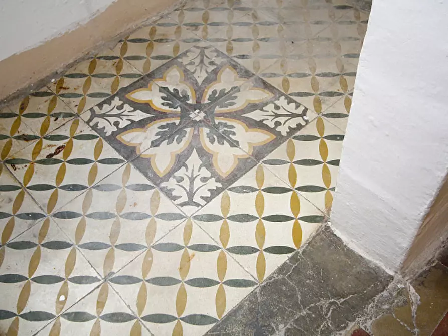 Immagine 18 di Palazzo in vendita  in Via Gaetano Vinci a Parabita