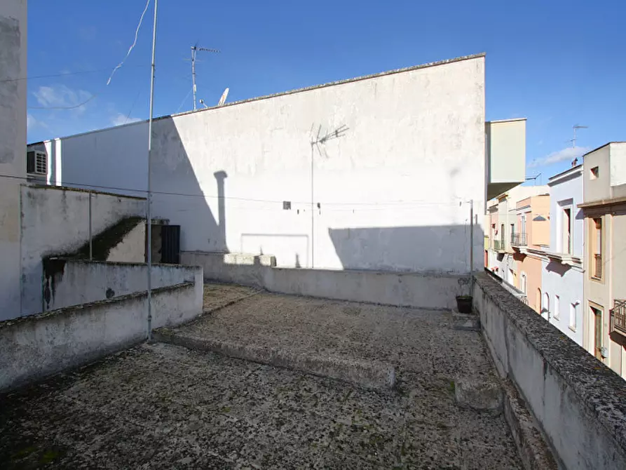 Immagine 23 di Palazzo in vendita  in Via Gaetano Vinci a Parabita