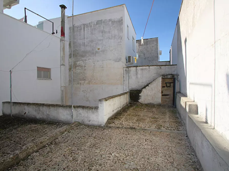 Immagine 24 di Palazzo in vendita  in Via Gaetano Vinci a Parabita