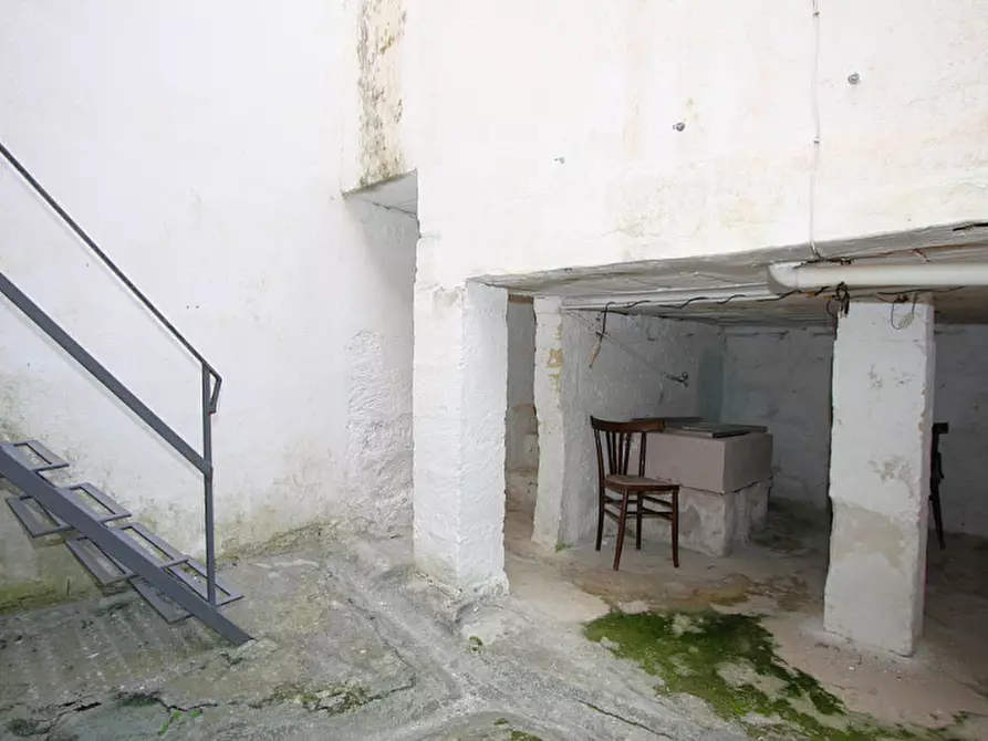 Immagine 25 di Palazzo in vendita  in Via Gaetano Vinci a Parabita