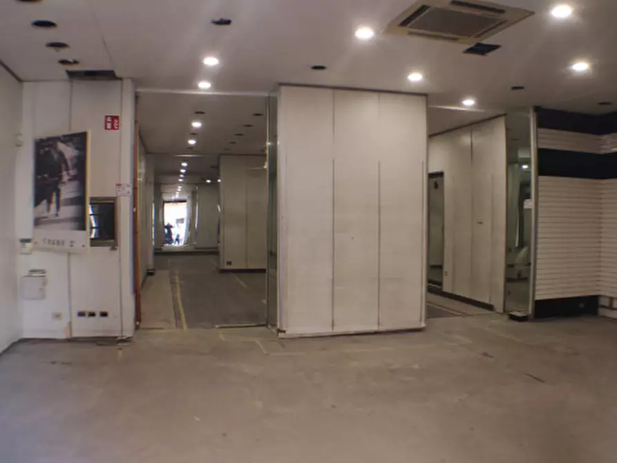 Immagine 4 di Negozio in vendita  in Via Torino a Roma