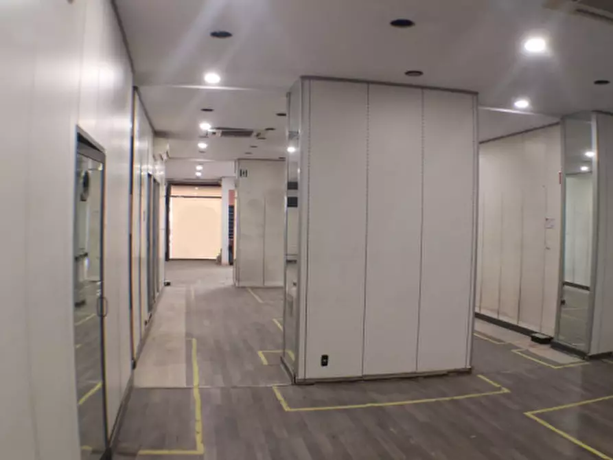 Immagine 6 di Negozio in vendita  in Via Torino a Roma