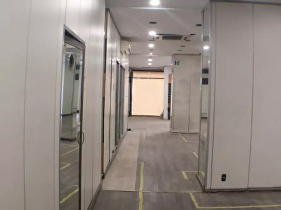 Immagine 7 di Negozio in vendita  in Via Torino a Roma