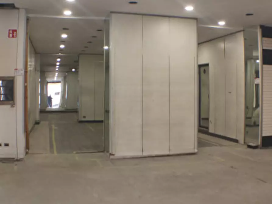 Immagine 10 di Negozio in vendita  in Via Torino a Roma