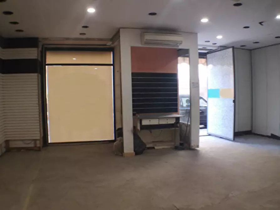 Immagine 10 di Negozio in vendita  in Via Torino a Roma