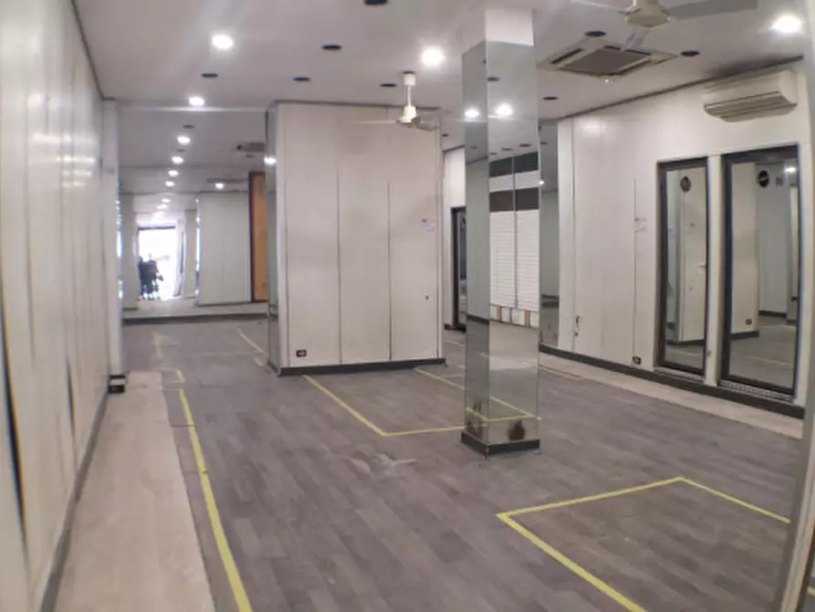 Immagine 11 di Negozio in vendita  in Via Torino a Roma