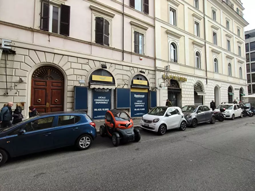Immagine 15 di Negozio in vendita  in Via Torino a Roma