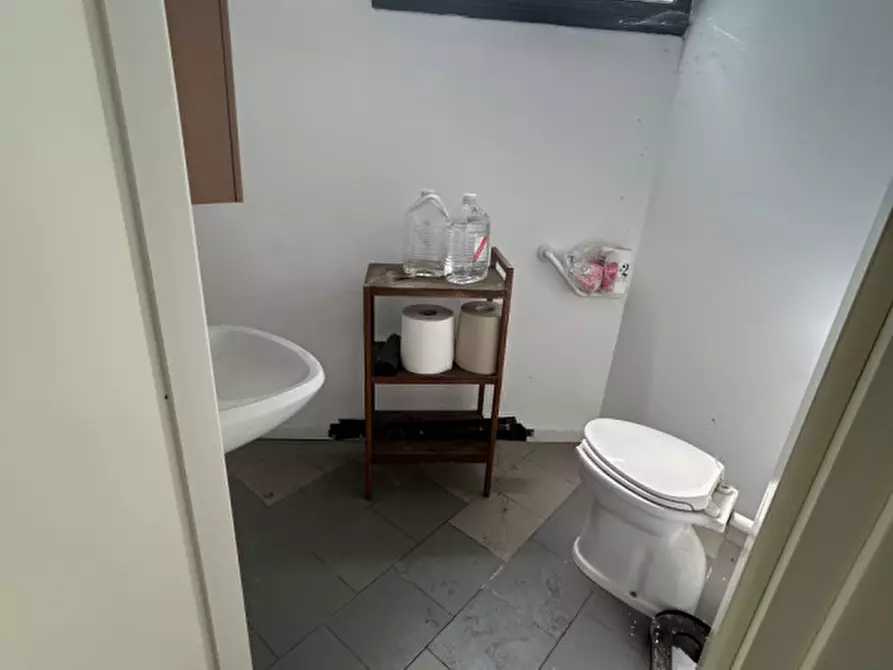 Immagine 4 di Negozio in affitto  in Via Luigi Lagrange a Padova